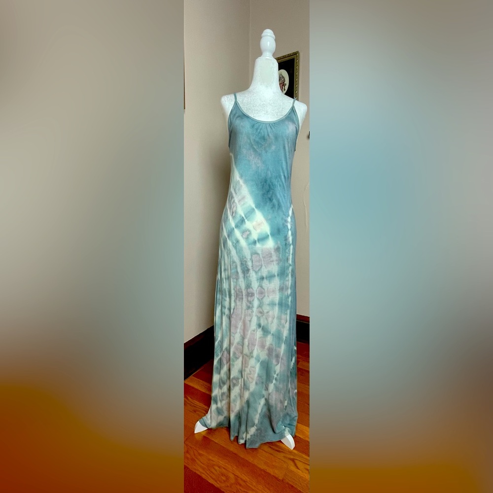 Be the life of the beach party with this fun and flirty long dress!